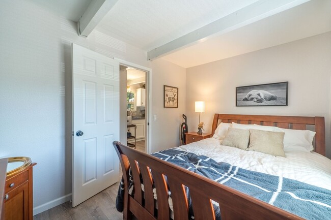 Building Photo - 2 BR w/ Loft