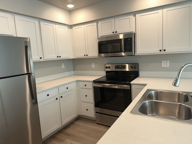 Building Photo - Newer Two Bedroom Apartment!