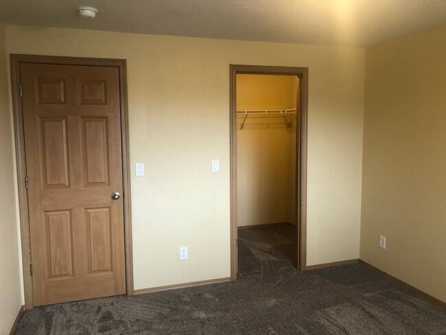 Building Photo - Three Bedroom Duplex in South Salem