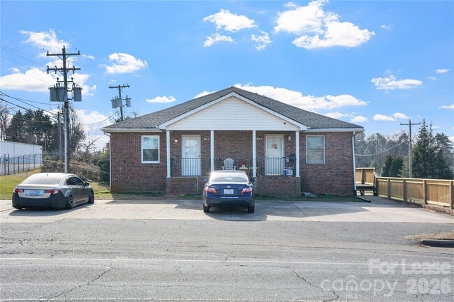 Building Photo - 300 E Gold St