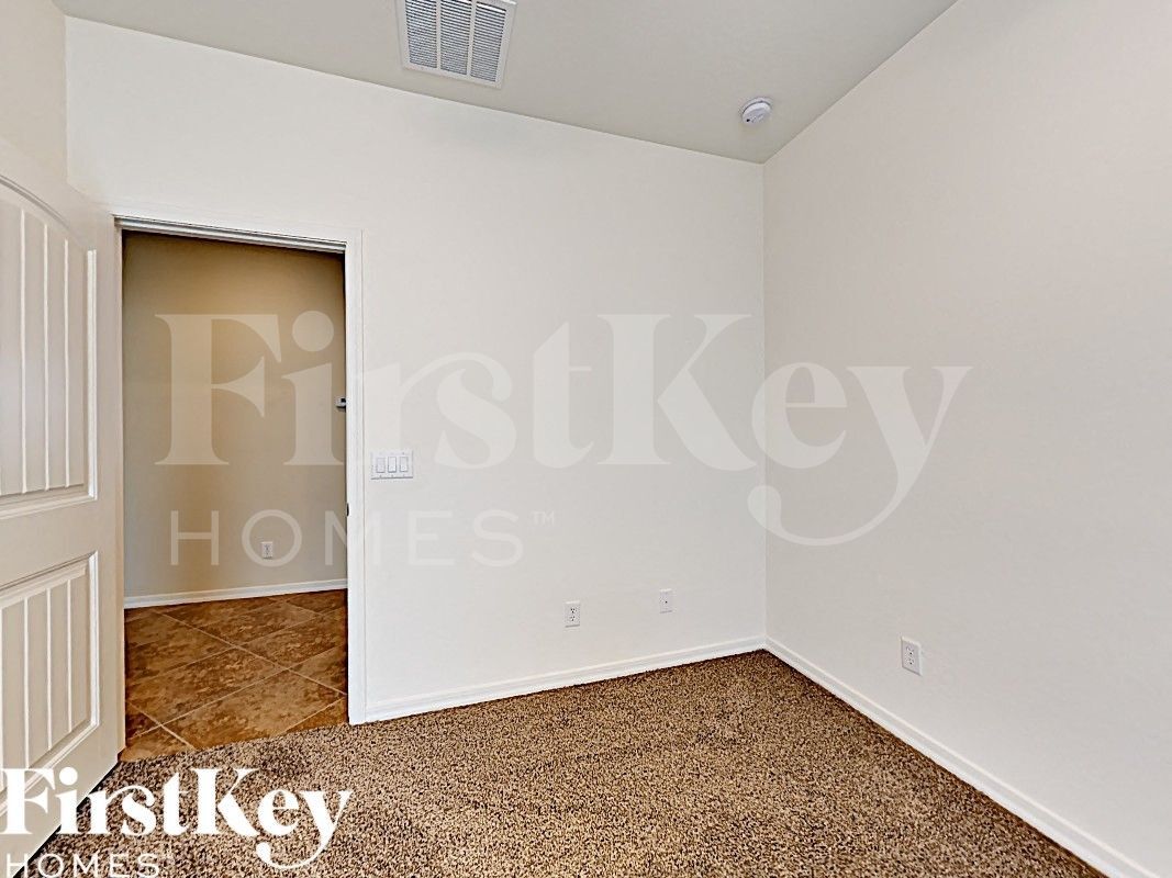 Building Photo - 802 W Love Rd