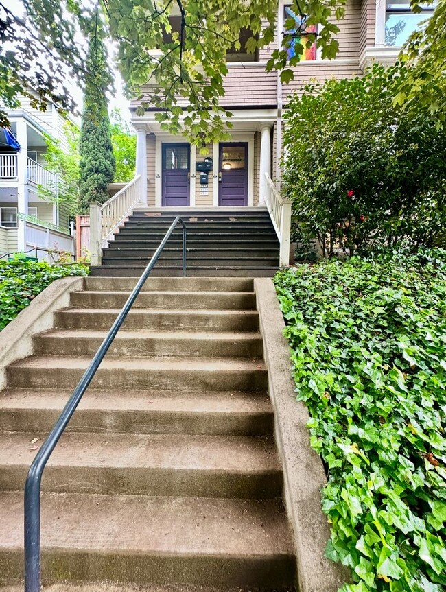 Building Photo - Gorgeous 1 Bedroom 1 Bath Top Floor Unit in Goose Hollow