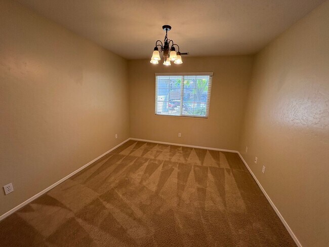 Building Photo - Lovely NW Visalia Home Near Shopping Centers Available Now!
