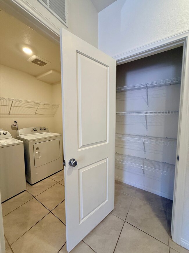 Building Photo - Beautiful Inspirada Townhome! 1/2 off first full month if leased by 5/15/26!
