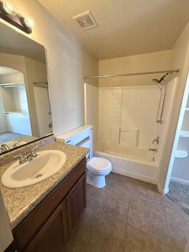 Building Photo - Fossil Hills Townhomes 3 Bed 2.5 Bath