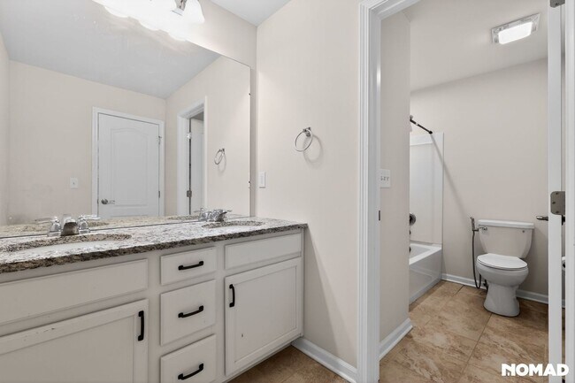 Building Photo - 2851 Fairgrove Cres