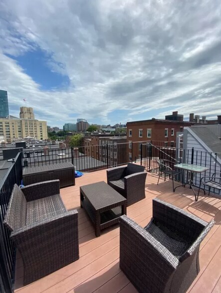 Building Photo - 869 Beacon St