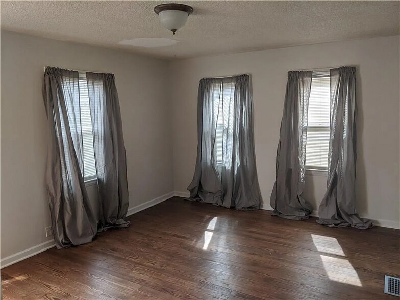 Building Photo - 5026 Rosslyn Ave