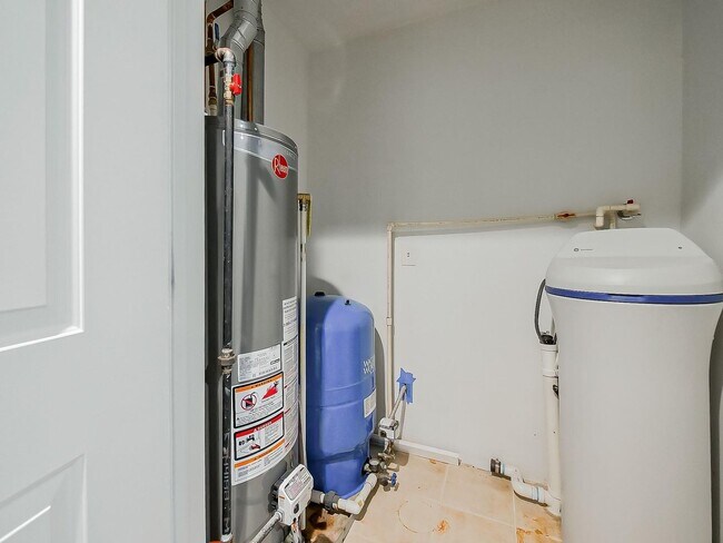 Building Photo - Charming 3-Bed, 2.5-Bath Home in Pinckney!