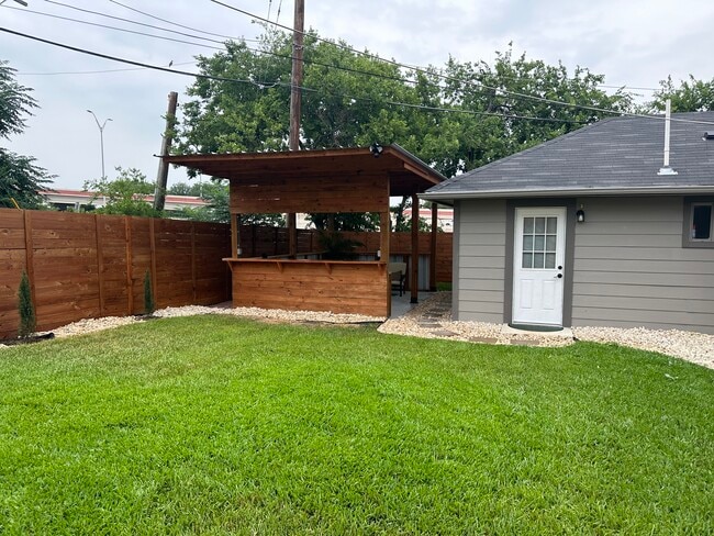 Building Photo - 735 Sprucewood Ln