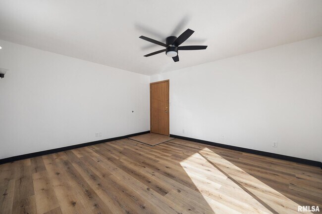 Building Photo - 2975 W Cannes Dr