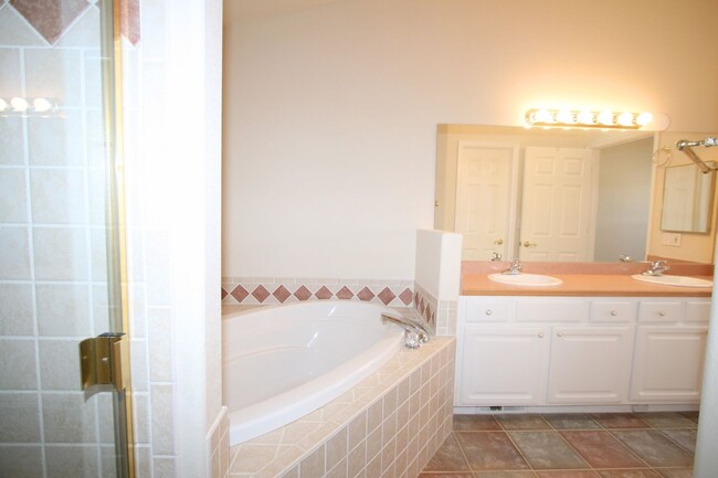 Building Photo - Appealing 3 Bedroom Townhouse Located in G...