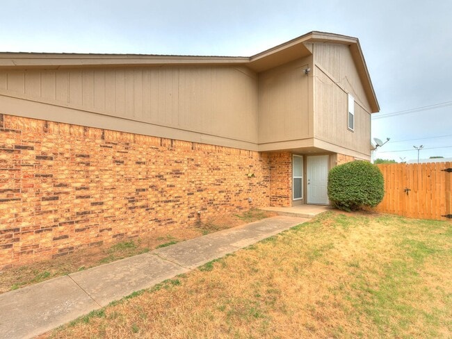Building Photo - Just remodeled Duplex Home