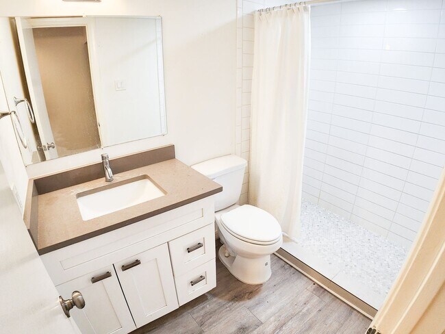 Building Photo - BEAUTIFUL REMODELED 1 BEDROOM 1 BATH CONDO.  GREAT LOCATION!