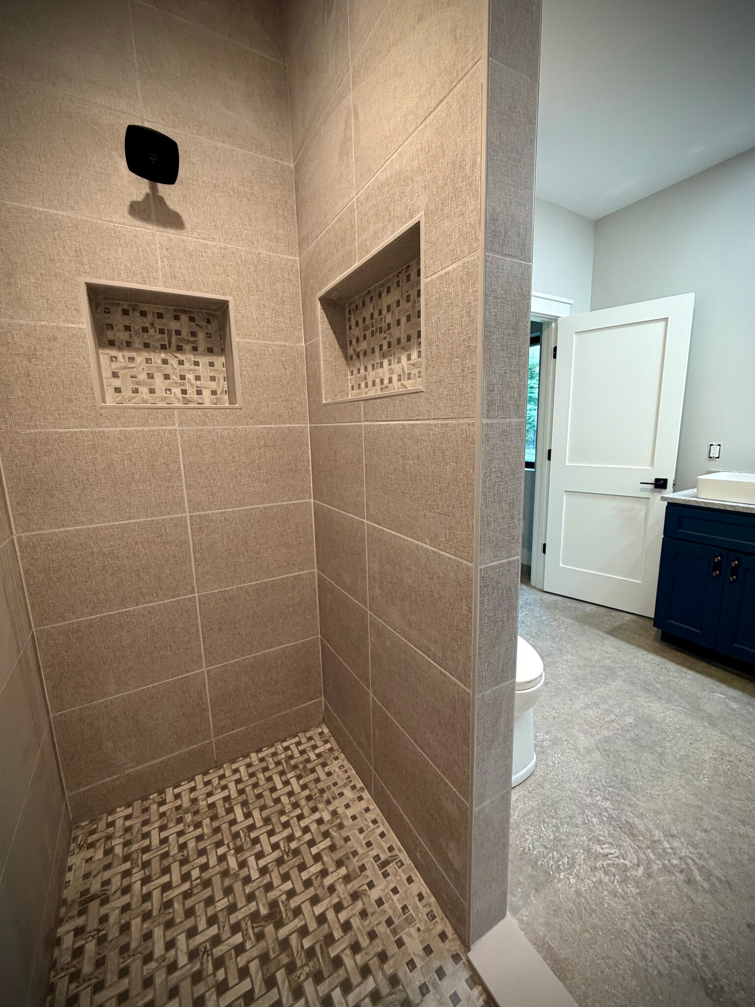 Primary shower with dual shower heads - 10671 US 31