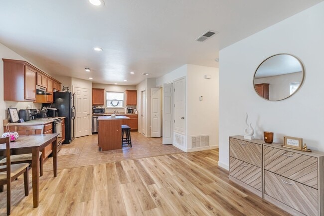 Building Photo - 3 Bedroom, 2 Bath in a Private Cul De Sac