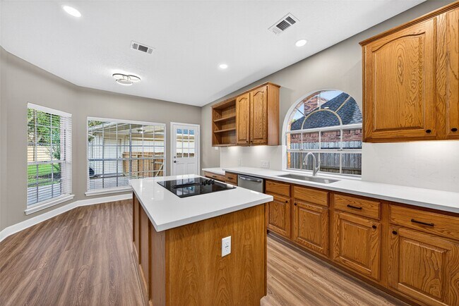 Building Photo - 2015 Rosalyn Ct