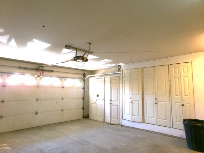 Building Photo - 4829 W Forest Oaks Ave