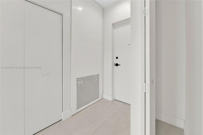 Building Photo - 530 SW 11th Ave