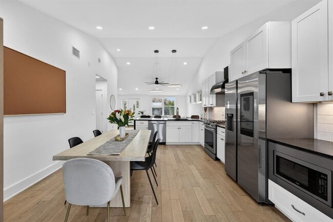 Building Photo - 504 W Croslin St