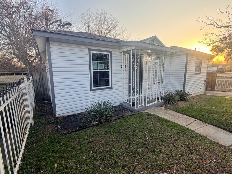 Building Photo - 2118 Burnet St