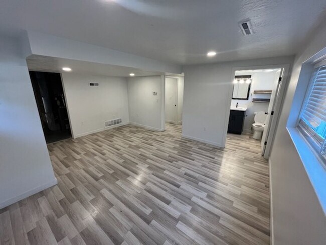 Building Photo - 2642-2642 S 800 E