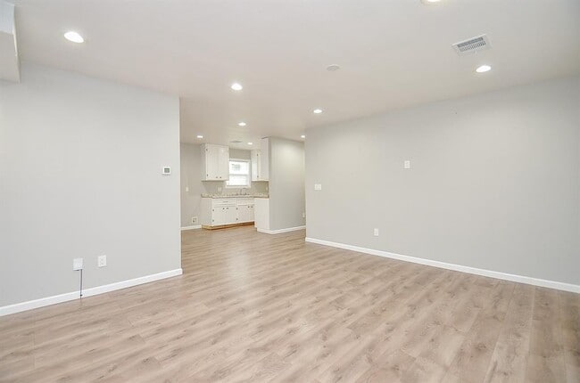 Building Photo - 2706 Sledge St