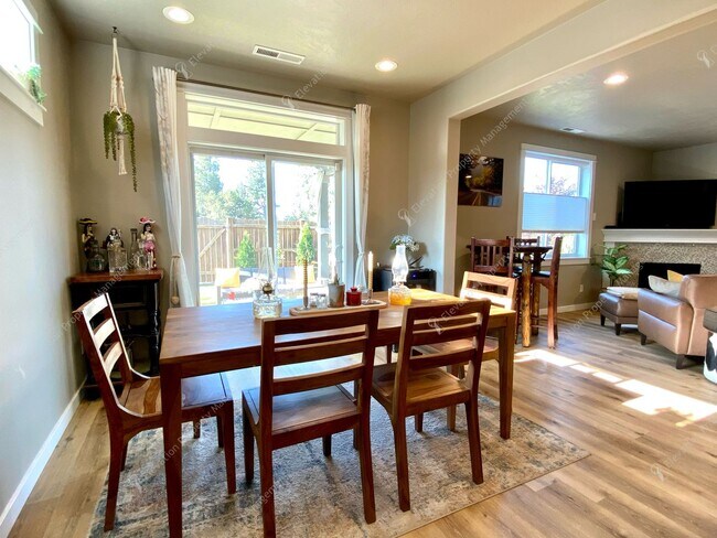 Building Photo - * Coming Soon * Beautiful Unfurnished 3-Be...