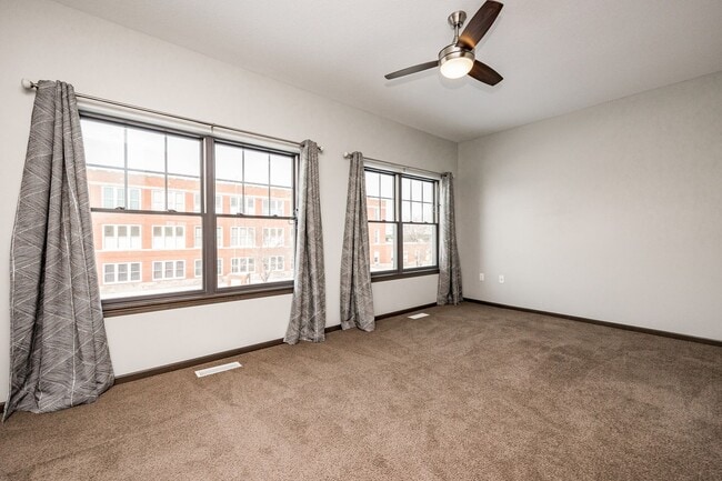 Building Photo - Spacious Townhome with Heated Garage Just ...