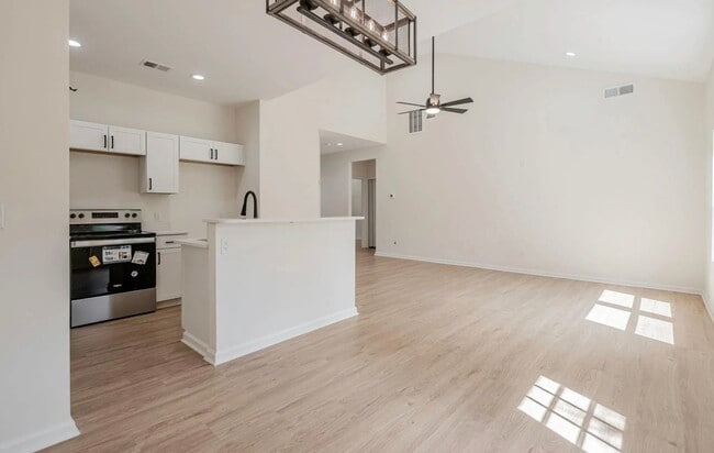 Building Photo - Newer 3 Bedroom, 2 Bath in North East Columbia- Available March 2026!