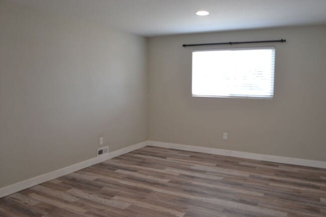 Building Photo - Beautiful 3 Bed 2 Bath with AC!