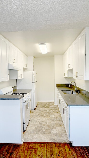 Building Photo - 701 S St Andrews Pl