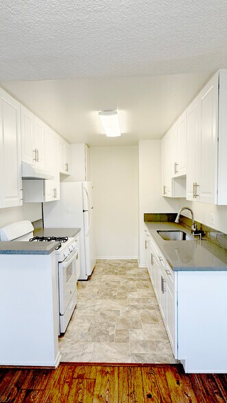 Building Photo - 701 S St Andrews Pl