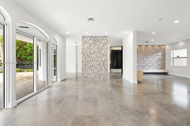 Building Photo - 552 Palm Dr