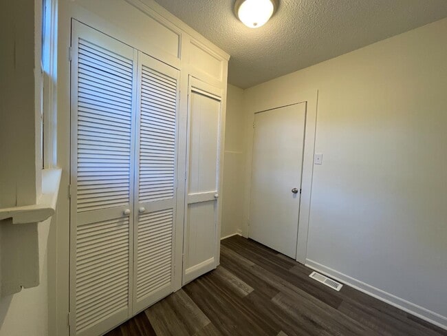 Building Photo - 597 N Forest St