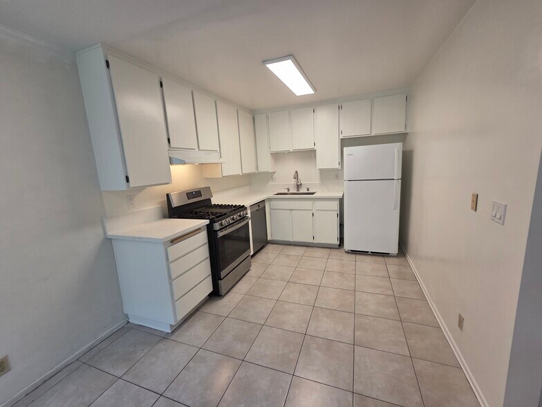 quartz counters, stainless sink - 621 Strand St