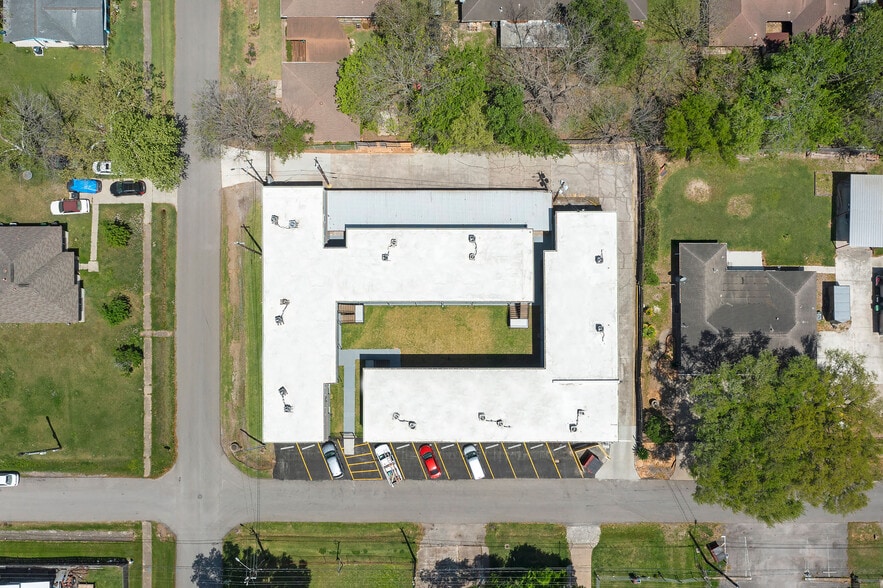 Building Photo - 6403 Sloan St