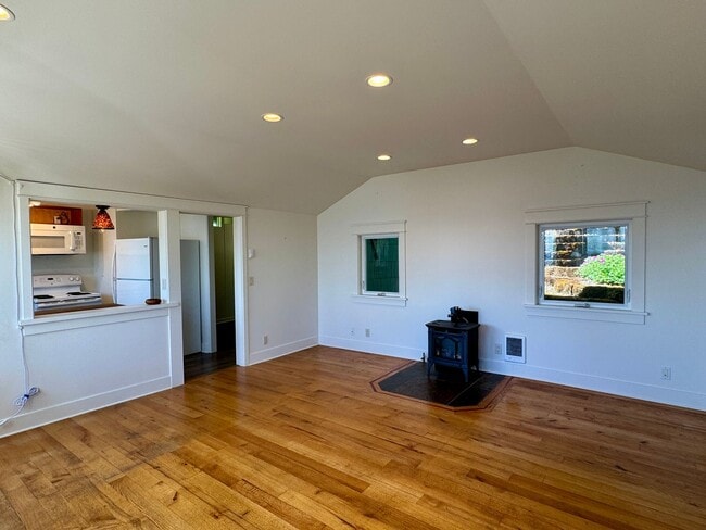 Building Photo - enchanting one bedroom beach cottage available now.....