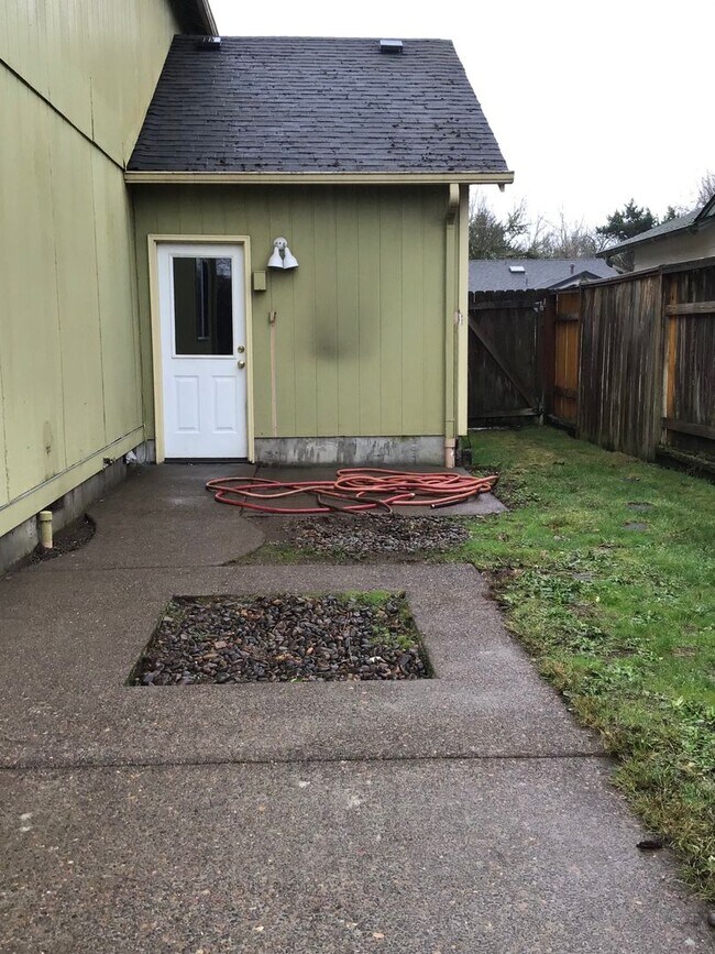 Building Photo - 3012 NE Glacier Way