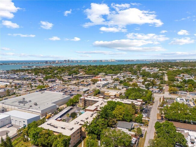 Building Photo - 2525 W Bay Dr