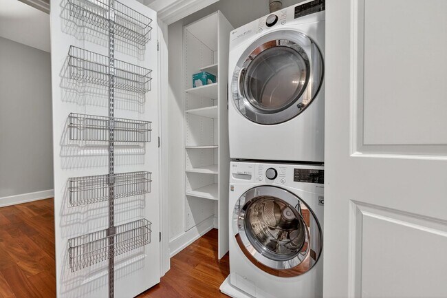 Building Photo - Available Now! High End 2 Bed 2 Bath in Luxury Building with Pool, Gym, Parking