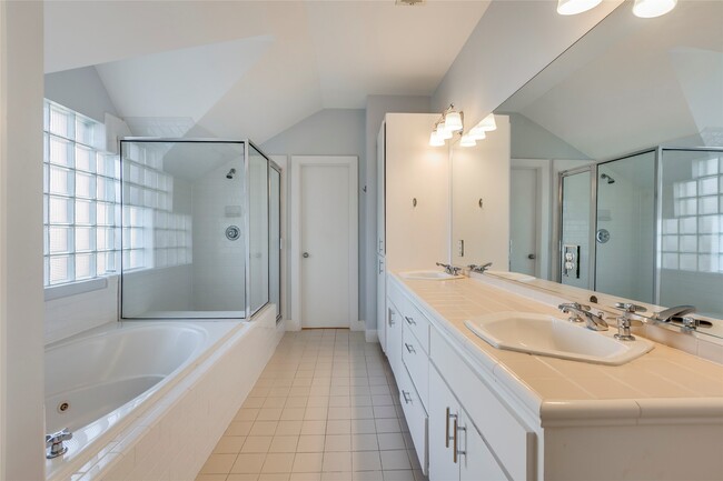 Building Photo - 609 Lester St