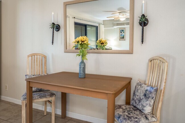 Building Photo - Fully Furnished 2 Bed/1.5 Bath, Maui Gardens Condo with Resort Amenities and Steps to the Beach!