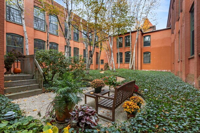 Building Photo - 25 Grand St