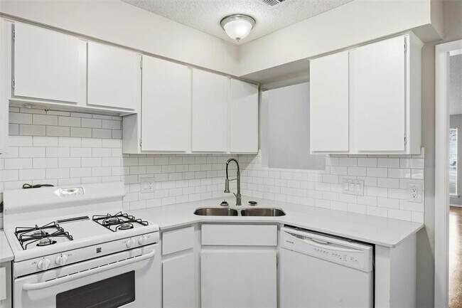 Building Photo - 113 Meteor Dr