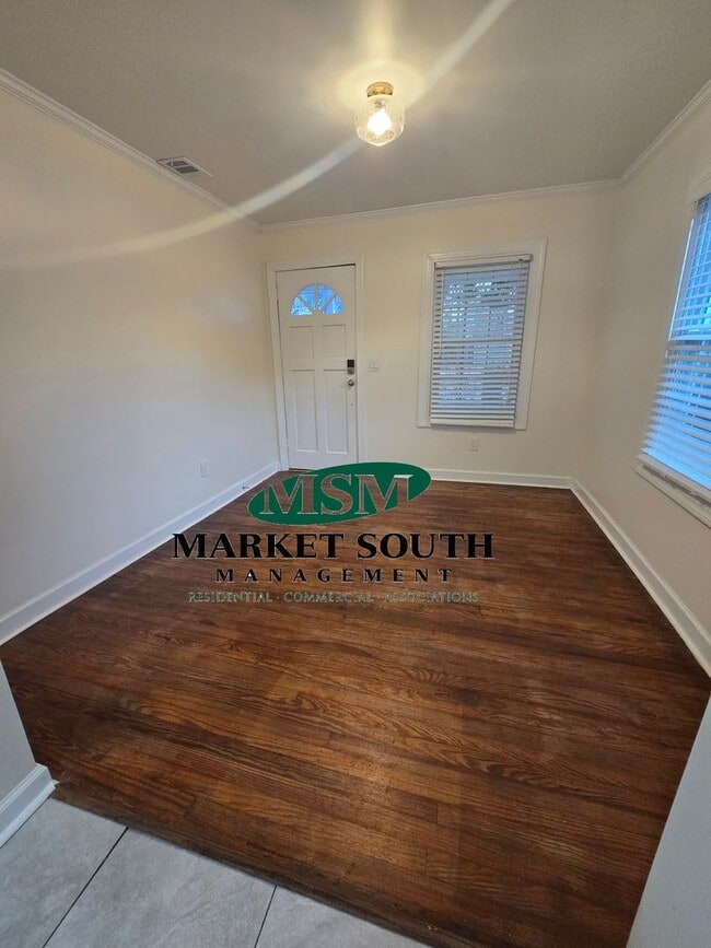 Building Photo - CUTE AND COZY THREE BEDROOM