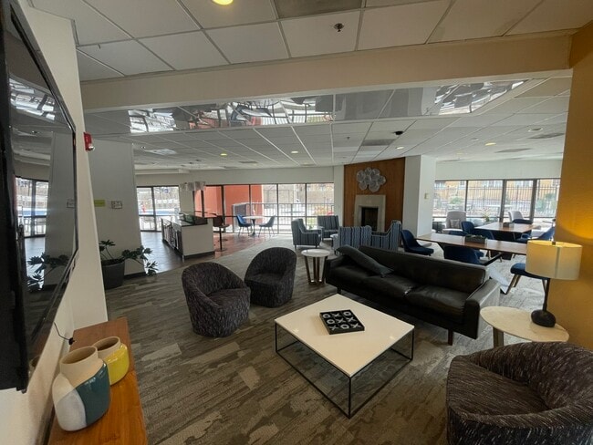 Building Photo - 100 Park Ave W