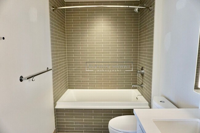 Building Photo - Available NOW - AE'O 1 BED 1 BATH w/ 1 COV...