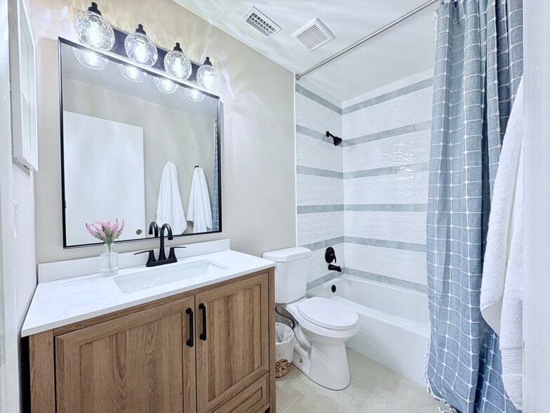 Building Photo - 2050 Oleander Blvd