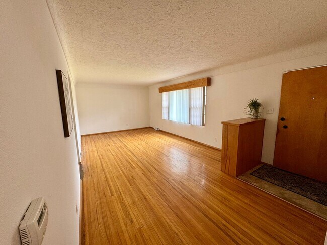 Building Photo - New Kitchen & Flooring! JUST LISTED!
